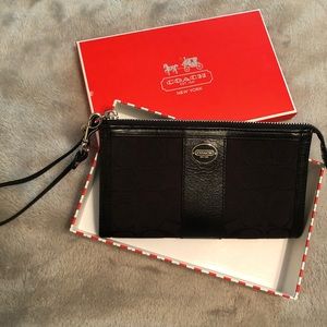 COACH Medium Logo Wristlet 💖